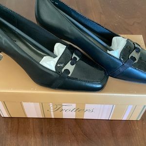 NEW Trotters Pump Size 8 BLACK